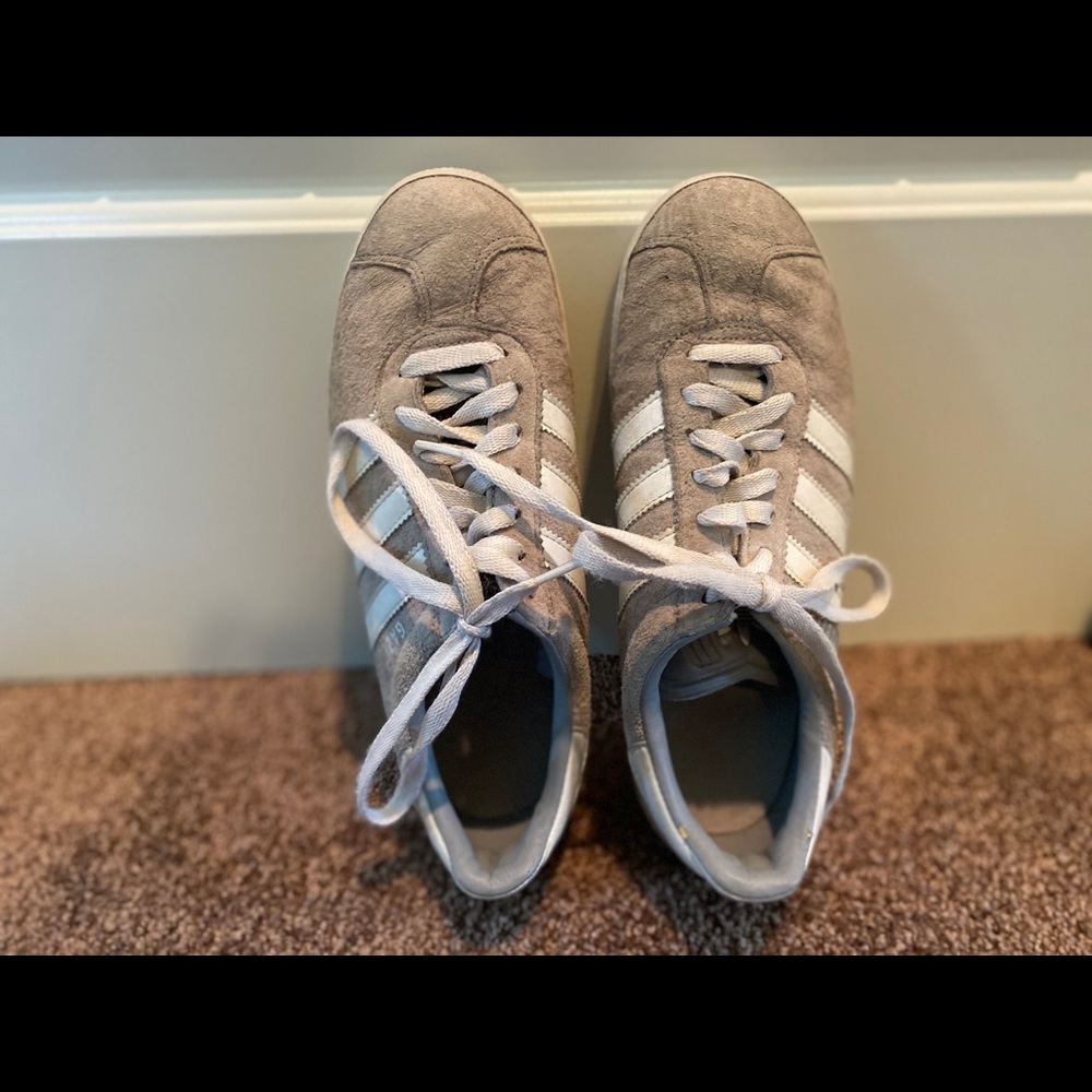 Adidas size 7.5 tennis/soccer shoe
